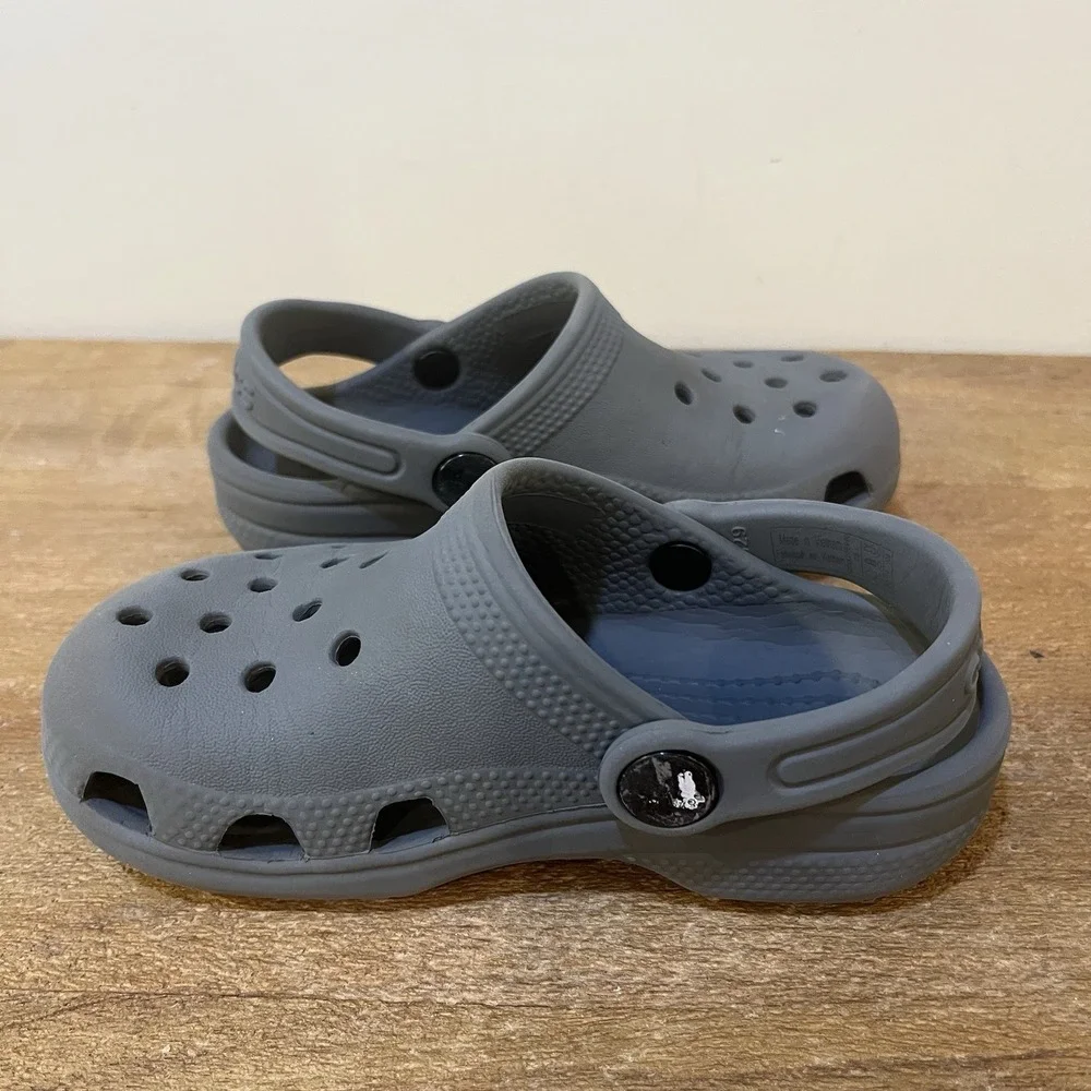 Crocs Kids C9 Gray Classic Clogs Sandals Slip On Shoes 4 Charms Jibbitz Included